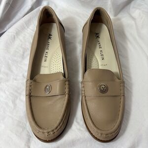 AK Anne Klein Iflex AKNEXXT Womens Tan/Beige Flats Loafers NEXX01F9 Lion Logo 8M